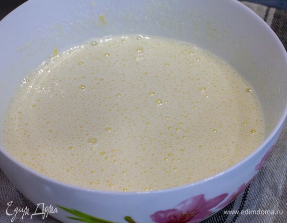 Готовим крем. Взбить яйца с сахаром и ванилином добела.