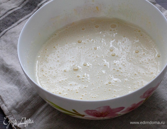 Молоко (160 мл) нагреть на огне (не кипятить). Продолжая взбивать яйца с с сахаром на низкой скорости миксера, постепенно влить в них горячее молоко. Затем перелить обратно в кастрюлю и отправить на огонь.