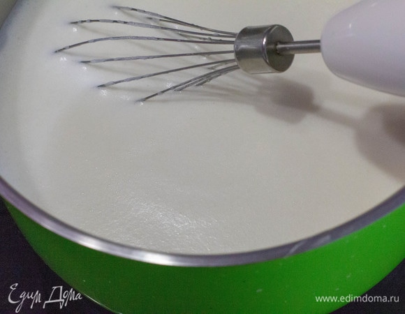 Варить до загустения, постоянно помешивая, около 5 минут.