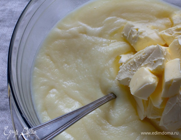 Снять с огня, немного остудить. Масло нарезать кусочками и добавить в крем. Хорошо перемешать.