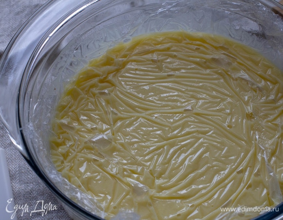 Готовый крем накрыть пищевой пленкой в контакт и отправить в холод на несколько часов.