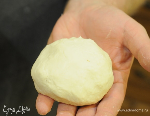 Чтобы правильно приготовить бриошь, нужны крепкие мужские руки, потому что тесто вымешивается не меньше получаса. Еще лучше с этим справится планетарный миксер. Также следует использовать муку высшего качества с увеличенным количеством белка для лучшего развития клейковины. Итак, вначале сделаем небольшой замес для получения ферментированного теста. 125 г муки, 80 г воды, 2 г соли и 1 г свежих дрожжей смешиваем и хорошо вымешиваем в течение 20 минут. Убираем тесто в контейнер в холодильник на сутки. Данного количества хватит на 2 замеса бриошей. Ферментированное тесто можно хранить в холодильнике до 5 дней.