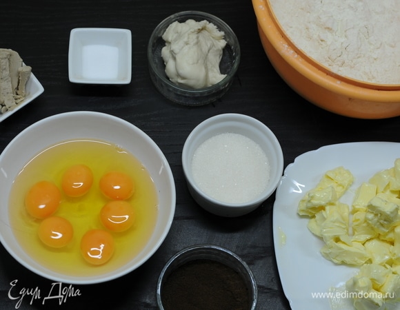 Заранее приготовим все ингредиенты. Кроме масла, все продукты должны быть холодными.