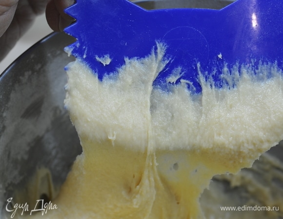 Вымешиваем 15 минут до развития клейковины. Тесто еще не гладкое, рвется.