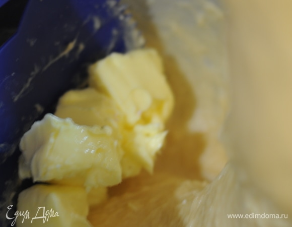 В три приема вводим мягкое сливочное масло.