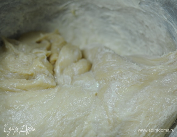 Тесто должно полностью впитать масло и стать однородным. Вымешиваем, стараясь сильно не нагревать тесто. Если нет миксера, лучше ангажировать супруга.