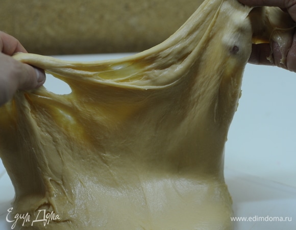 Наконец тесто стало эластичным, более гладким. Но глютеновое окно еще слабоватое.