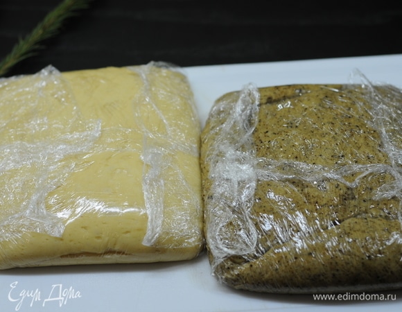 Тесто складываем в прямоугольник, оборачиваем пленкой и убираем в морозилку на 2 часа, чтобы остановить процесс брожения. Это нужно для того, чтобы при финальной расстойке тесто отлично поднялось.