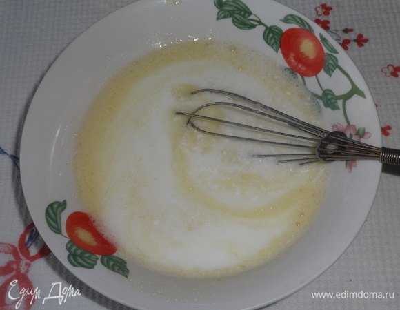 Влить кефир, перемешать.