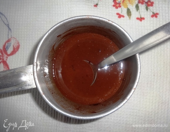 В теплый маргарин всыпать какао и перемешать до исчезновения крупинок.