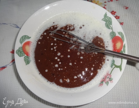 В яично-кефирную смесь вылить маргарин с какао, перемешать.