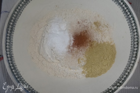 Соединить оставшиеся сухие компоненты теста: муку, горчичный порошок, корицу, соду, перемешать.