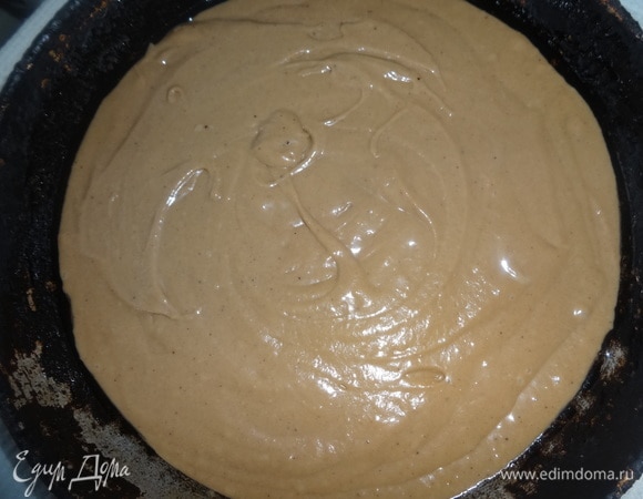 Форму смазать растительным маслом и выложить тесто. Поставить форму с пирогом в духовку, разогретую до 180°C, на 30–35 минут. Готовность проверить деревянной палочкой. Она должна быть сухой на выходе из пирога.