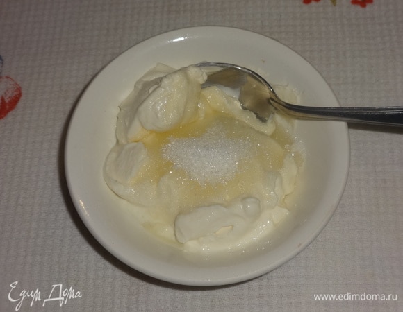 Готовый пирог вытащить из формы, полностью остудить. Для оформления пирога приготовить крем. Сметану соединить с сахаром и взбить.