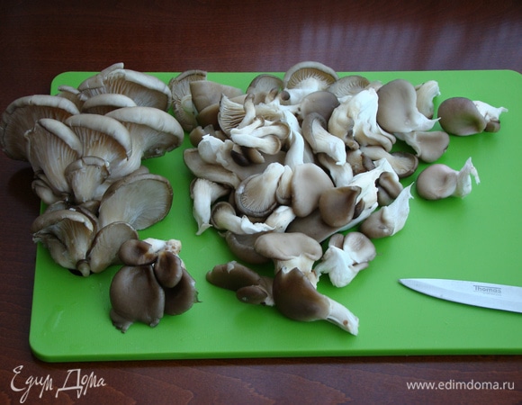 Вешенки промыть и разобрать на отдельные грибочки. Если крупные, то разрезать пополам.
