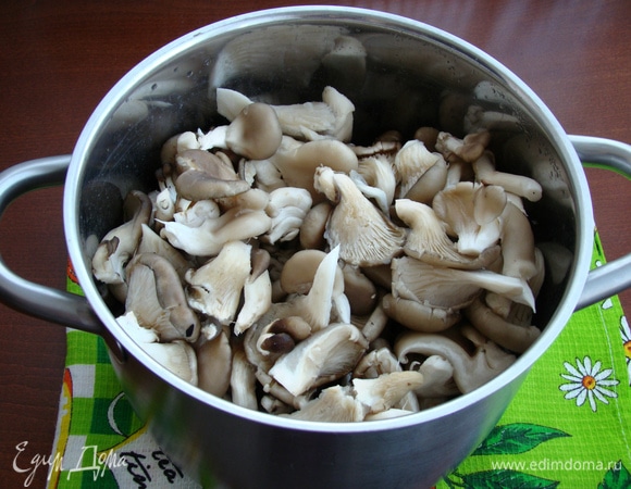 В горячий маринад всыпать грибы вешенки. Сначала будет казаться, что грибов больше, чем маринада, но пусть вас это не смущает.