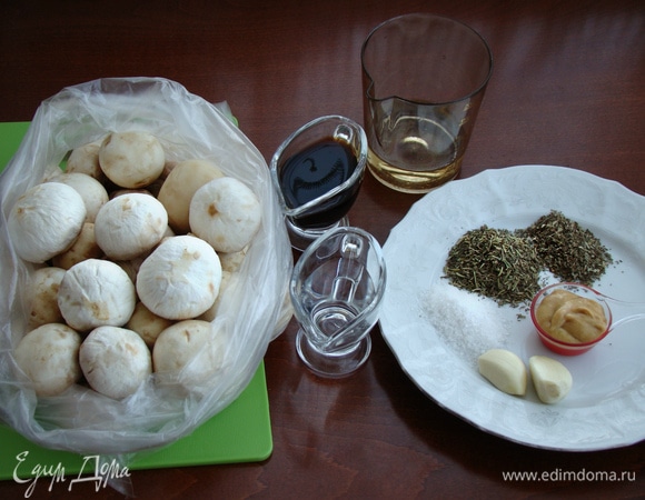 Теперь займемся шампиньонами. Грибы промыть, слегка просушить и сложить в пакет. Подготовить все необходимые ингредиенты.