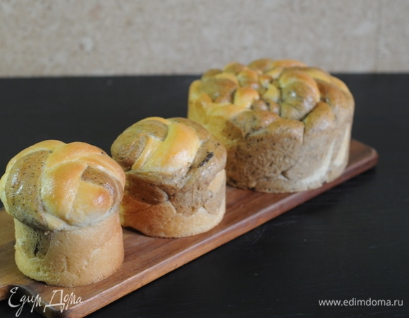 За 3 минуты до готовности вынуть бриоши и смазать желтком. Вернуть в духовку.