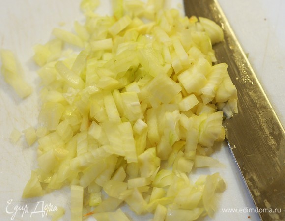 Мелко шинкуем лук. Если есть возможность, готовьте из лука-порея, так еще нежнее.