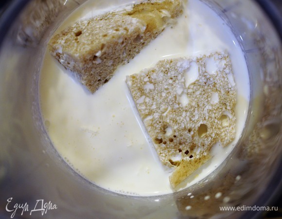 Замачиваем в сливках небольшой кусок хлеба.