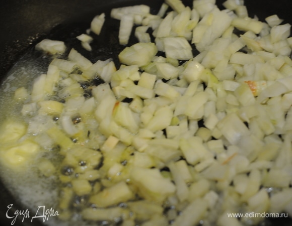 На сковороде растапливаем сливочное масло и пассеруем лук минуты 3–4.