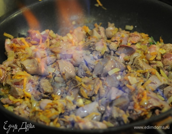 Фламбируем печень коньяком для большего аромата и вкуса.