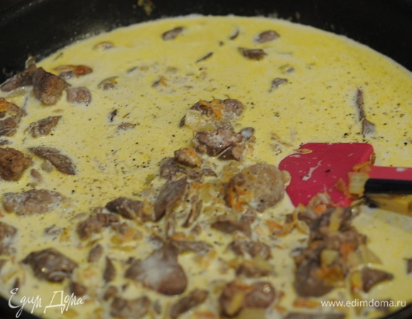 После выпаривания алкоголя вливаем сливки и тушим еще 5 минут.