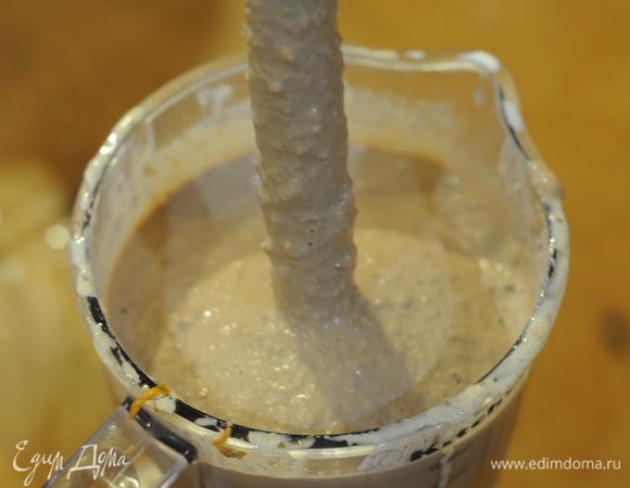 Перекладываем массу в стакан с замоченным хлебом и пробиваем блендером до однородного состояния. Ставим остужаться и стабилизироваться в холодильник.