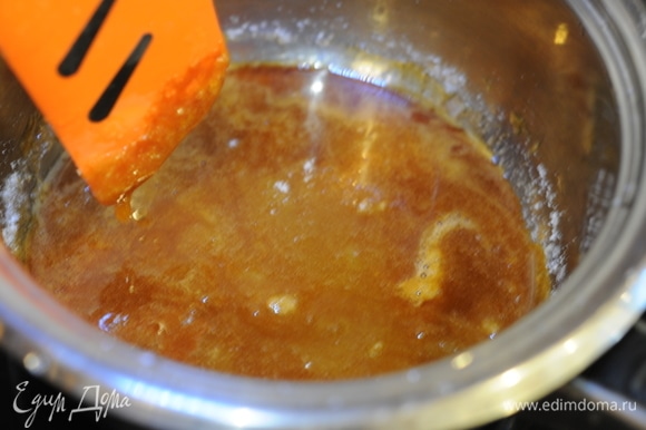 Готовим сухую карамель — топим сахар в сотейнике.