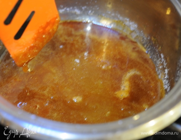 Готовим сухую карамель — топим сахар в сотейнике.