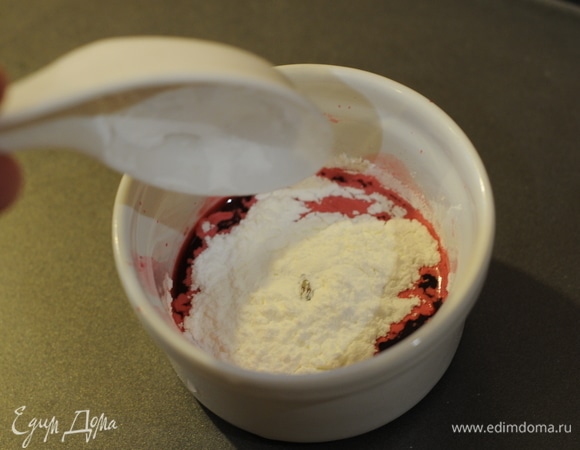 Немного сока слить к крахмалу и хорошо перемешать.