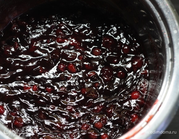 Вводим крахмал к основной массе. Добавляем листочки сухой мяты. Это американская мята, имеющая сильный аромат. Трех листиков будет достаточно. Переливаем мармелад остывать.