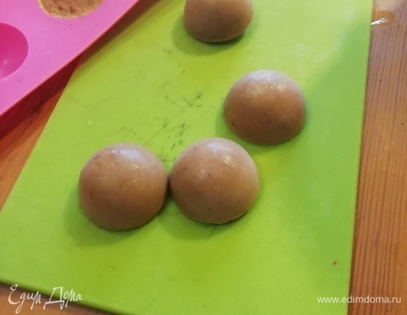 Для оригинальной подачи паштета я небольшую часть заморозила в силиконовых полусферах. Достать и соединить вместе.