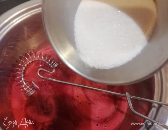 Для глазирования паштетных сфер приготовим вишневый мармелад. Часть вишневого сока (50 мл) выльем в сотейник, добавим 3 г пектина, смешанного с чайной ложкой сахара. Довести до кипения.