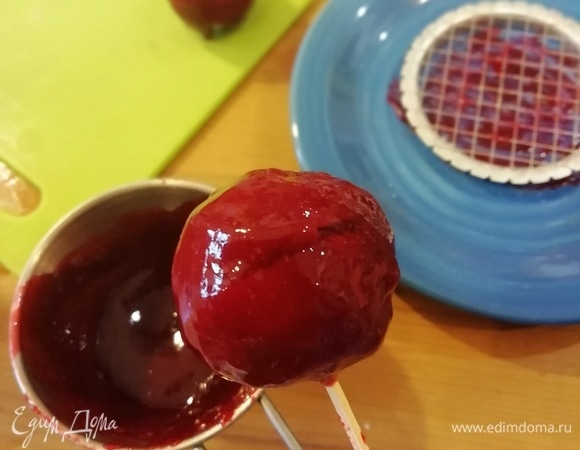 Облить замороженные шарики из паштета или окунуть их в теплый мармелад.