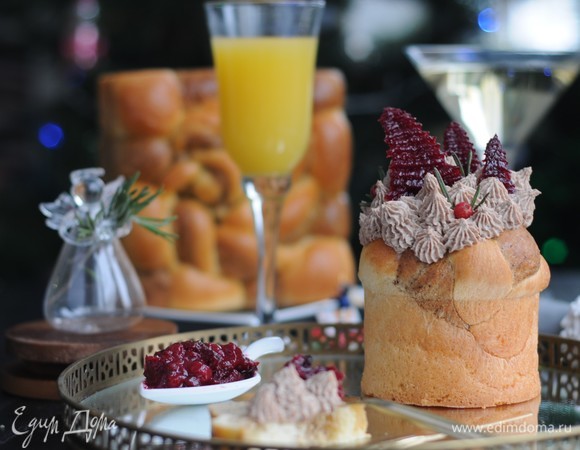 А можно переложить паштет в кулинарный мешок и красиво отсадить его на бриошь. Остатки вишневого мармелада залить в формочки и сделать елочки.