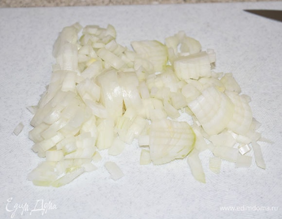 Лук почистить и мелко нарезать.
