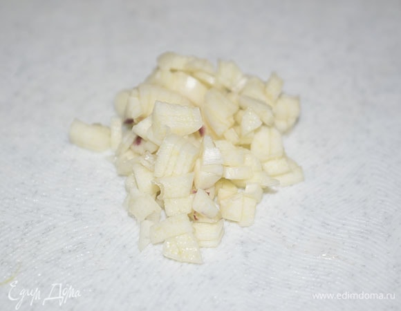 Чеснок почистить и мелко нарезать.