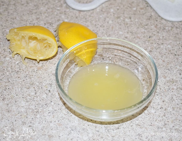 Выжать сок из одного лимона, процедить от косточек.