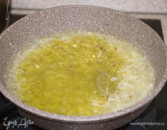 Когда овощи станут прозрачными и дадут сок, влить вино и лимонный сок. Выпарить.