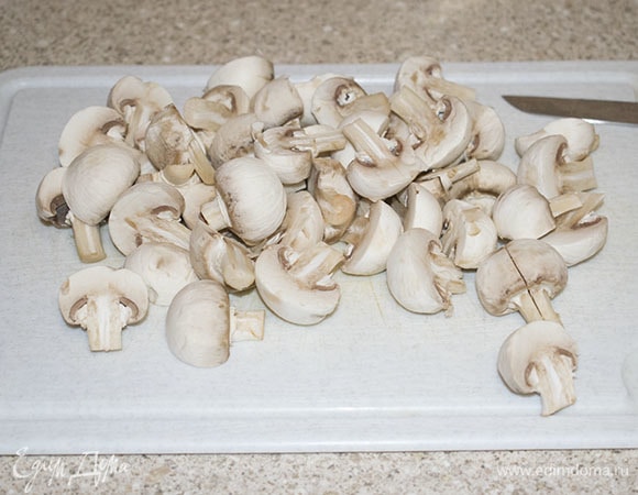 Шампиньоны почистить, быстро сполоснуть под проточной водой, дать стечь воде. Нарезать шампиньоны пополам или на четыре части (в зависимости от их размера). Если шампиньоны мелкие, то можно не резать.
