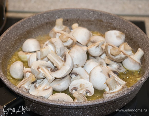 Затем добавить шампиньоны, посолить и поперчить по вкусу, перемешать.