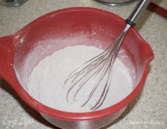 Просеять муку с какао, разрыхлителем и сахарной пудрой. Перемешать.