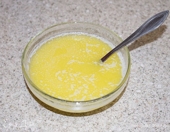 Растопить сливочное масло.