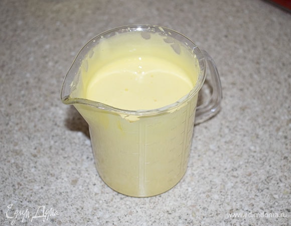 Взбить желтки. 175 г желтков — это примерно желтки от 9–10 куриных яиц.