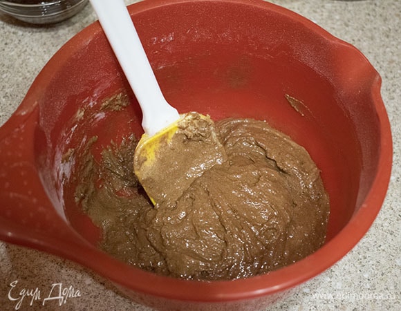 Постепенно ввести растопленное сливочное масло, перемешать до однородности.