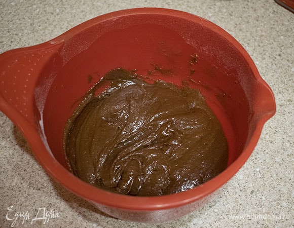 Затем добавить растопленный шоколад, снова все перемешать. Накрыть тесто пленкой в контакт либо переложить в кондитерский мешок. Убрать тесто в холодильник минимум на час.