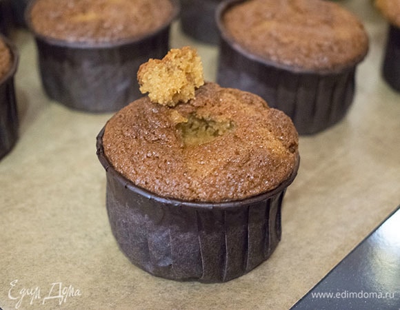 Как только кексы испекутся, кончиком ножа откинуть часть верха у каждого кекса, как на фото. Затем поочередно наливать по столовой ложке пропитки в каждый кекс, пока она не закончится.