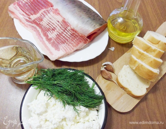 Подготовить все необходимые продукты. Горбушу очистить от чешуи, отрезать голову. Удалить внутренности, промыть. Затем аккуратно вырезать хребет (не разрезая тушку на 2 части), удалить реберные кости. Остается филе на коже (вес подготовленной горбуши составил 950 грамм). Зелень петрушки и укропа помыть. Бекон нарезать очень тонкими слайсами (у меня готовый). Творог лучше взять не пастообразный.