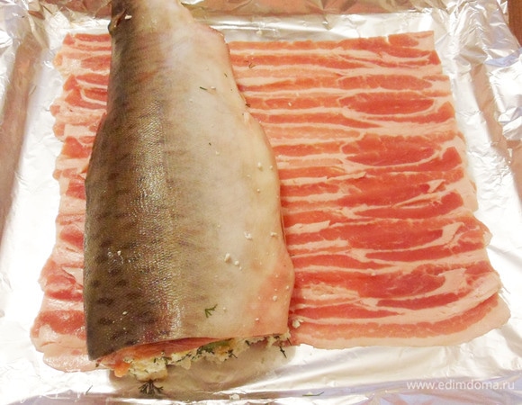 Сложить рыбу вдоль пополам.